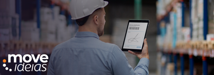 Profissional de logística em armazém usa tablet para rastreamento de estoque e planejamento, ajudando na redução de atrasos na entrega e na melhoria da experiência do cliente