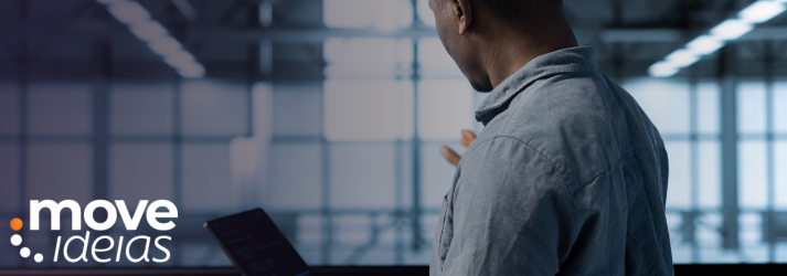 Como o Monitoramento em Tempo Real de Entregas Melhora a Última Milha Profissional analisando dashboard de monitoramento em tempo real de entregas